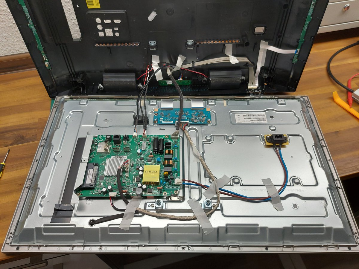 ProjectsSani's tweet photo. Wieder etwas aus der "Serie was ist drin". Heute ein PHILIPS 32" mit Display Schaden und was man einfach draus machen kann. Muss sagen da macht PHILIPS es qualitativ besser vom Aufbau als Samsung in der Preisklasse. https://t.co/SucFu9lNWG