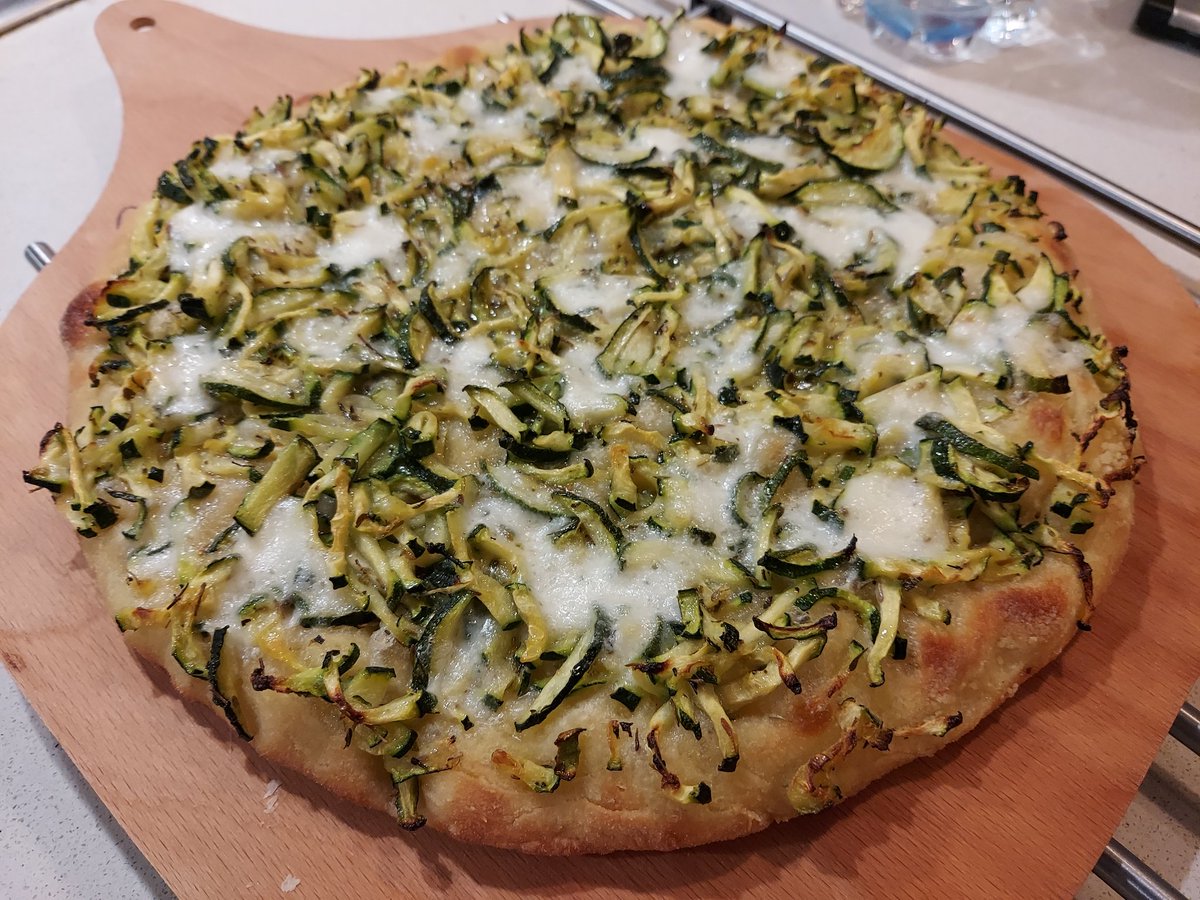 cris_nerazzurro's tweet photo. E infine...stesura e cottura. #pizza con impasto indiretto, #poolish e #autolisi. Lievito impiegato: 0,5 gr su 1kg di farina. https://t.co/oryOE69rOa