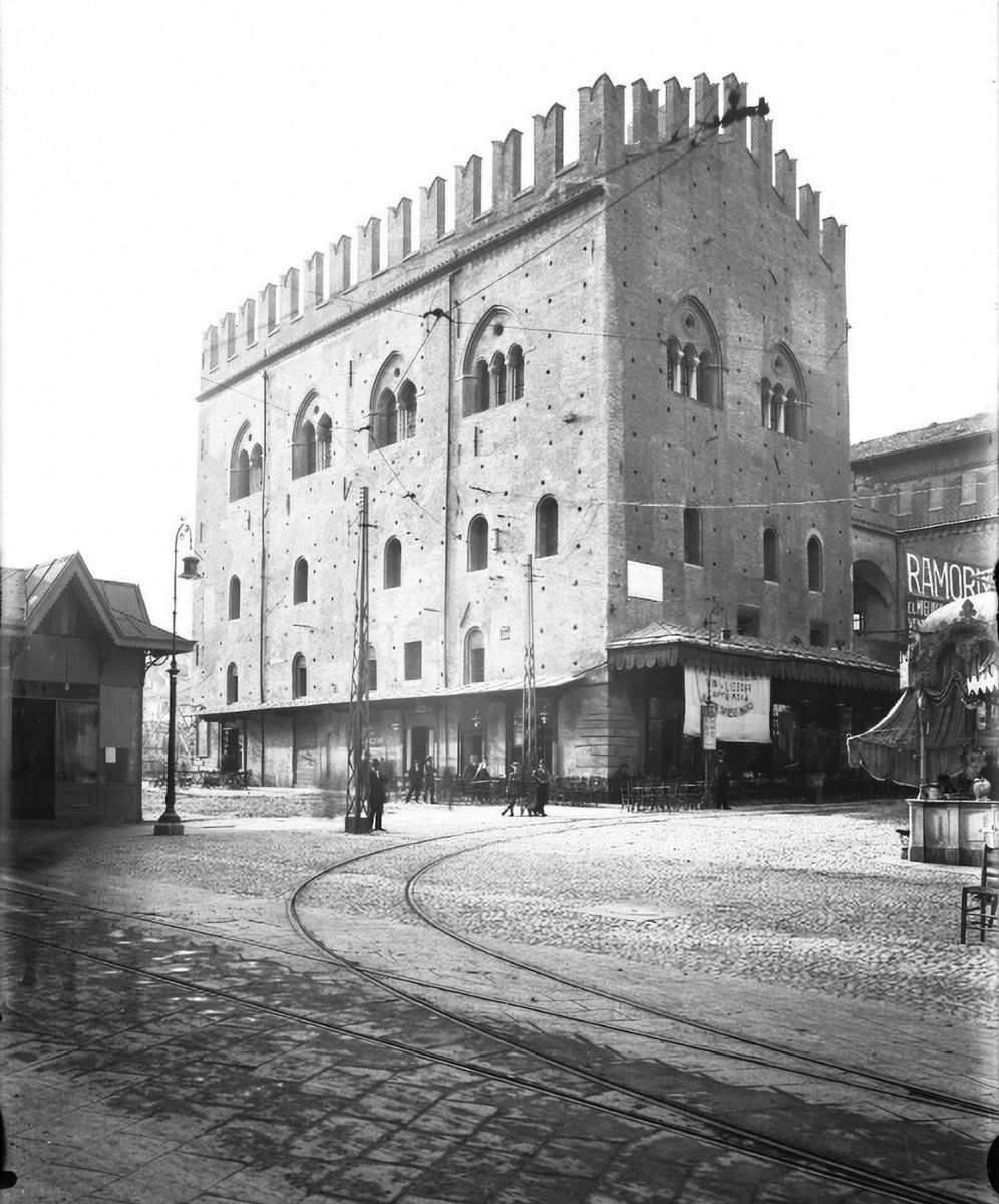 Palazzo Re Enzo, 1910.
La foto riprende lo storico palazzo dal lato di via Indipendenza. I binari del tram erano ancora in pieno uso, a pochi anni dall’’elettrificazione del servizio, precedentemente a trazione animale. 

📷 by @bologna_history