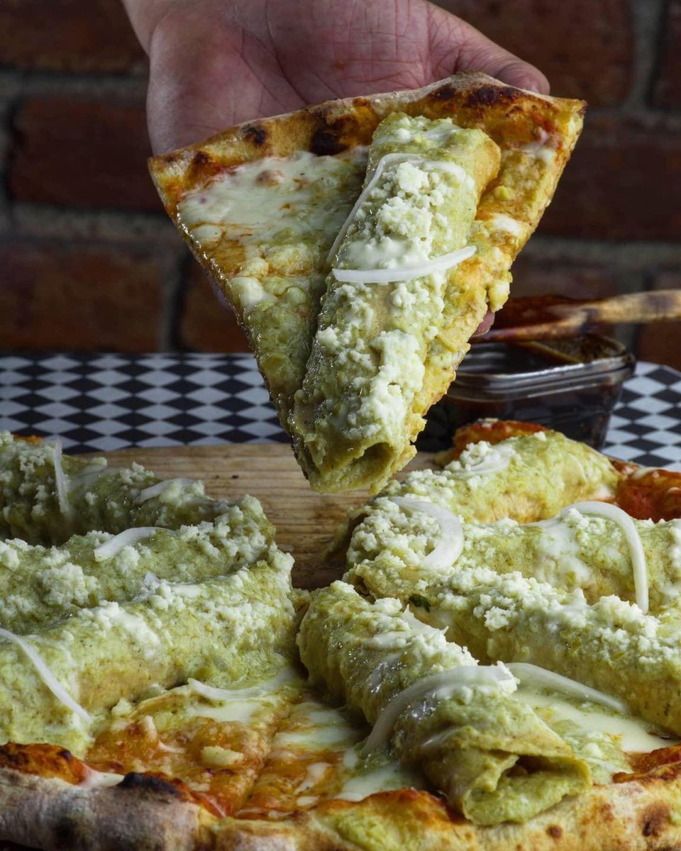 Mr_Buho's tweet photo. Pizza de enchiladas. Como siempre he dicho, los chilangos sólo ocupan sus poderes para el mal. https://t.co/PmCthvwYtL