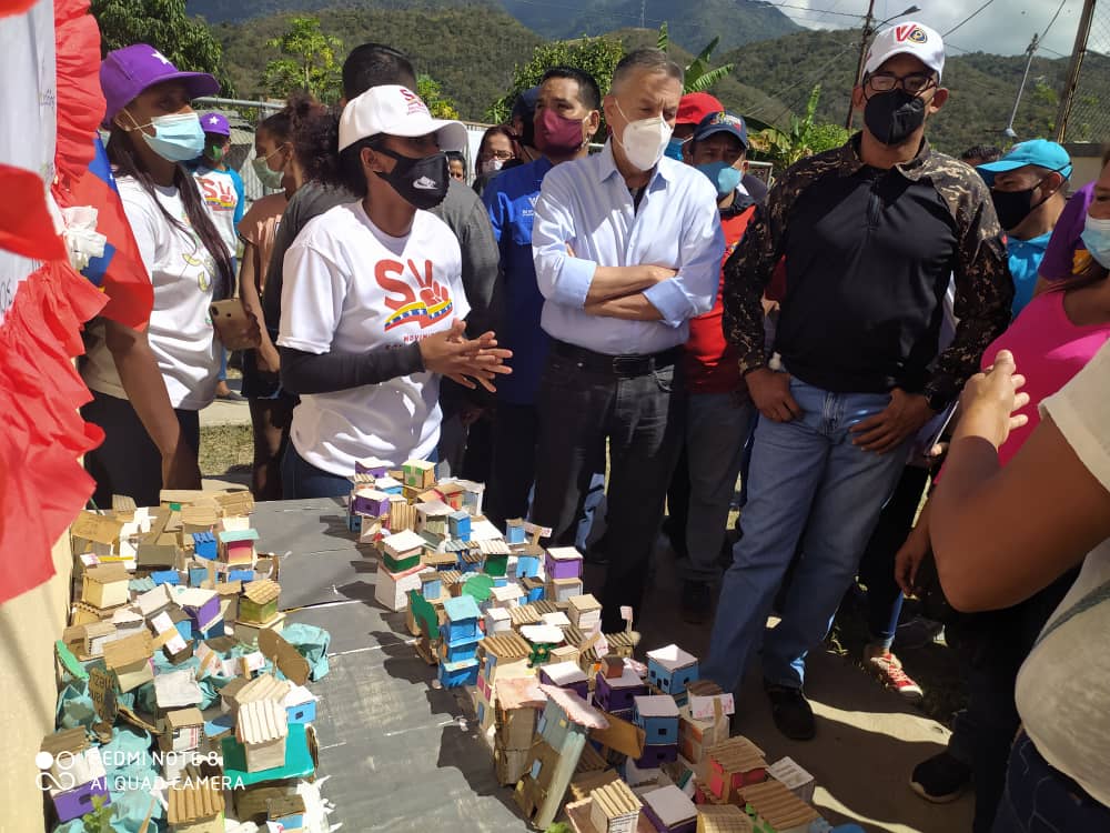 SomosvMiranda's tweet photo. #Miranda Estuvimos hoy en el MP Sucre con el despliegue de atención a la víctima de la guerra Economica, base de misiones "El Legado de Nuestro Comandante Eterno" seguimos junto a nuestro pueblo @Carmensiberio1 @ZulibethBriceno @NicolasMaduro @HectoRodriguez @MervinMaldonad0 https://t.co/At30CZ8pgD