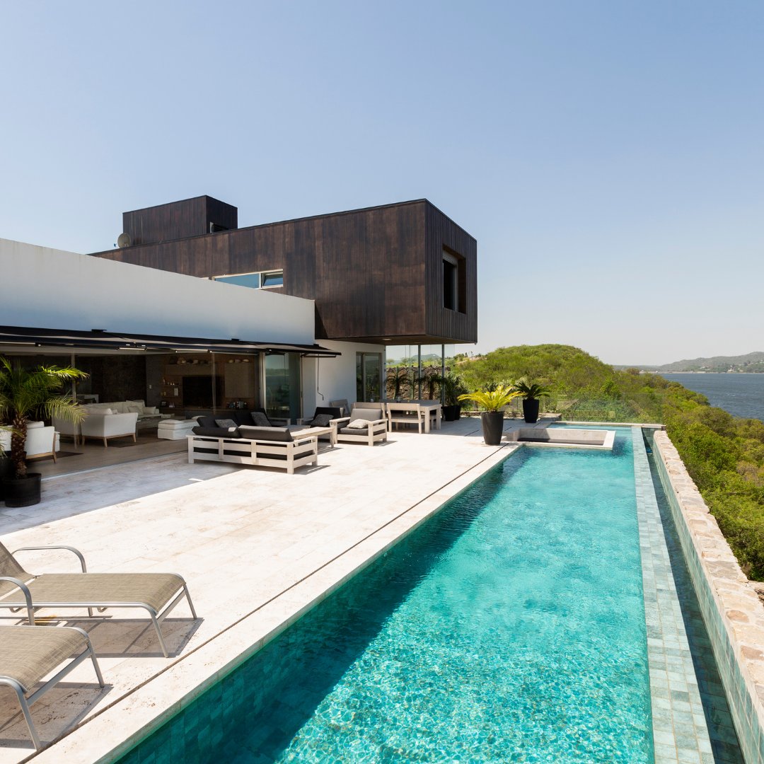 edificor's tweet photo. El hogar de la familia Lenti es de interiores amplios y evidencia que fue pensado plenamente para el disfrute donde todos los ambientes conforman un único espacio que mira al lago. No importa en dónde se encuentre uno, el paisaje es protagonista absoluto🌄

#JardinesconVidayObra https://t.co/dKYD5JjJj4