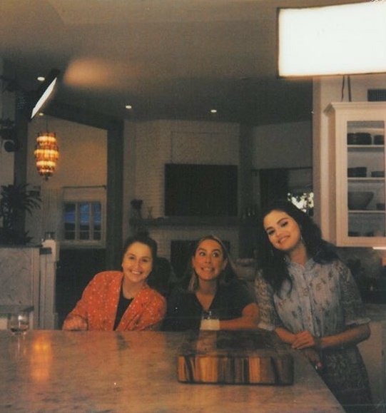 SELENAT0RSARMY's tweet photo. Selena Gomez x #SelenaAndChef. https://t.co/8vgkgyQtaj