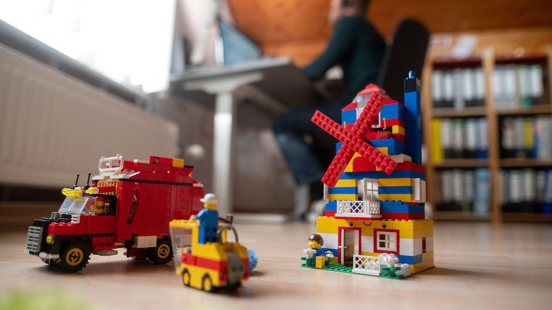 kn_online's tweet photo. #Lego geht mit einem Anwalt gegen einen Youtuber vor – der Grund: Er hatte Plastikbausteine anderer Hersteller als „#Legosteine“ bezeichnet.  Für Lego ist der Streit ums #Markenrecht doppelt riskant: https://t.co/kLtpsrfrpf https://t.co/gHXhtZTiqd