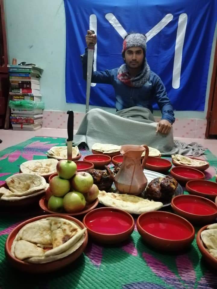 Muhamed_Erdogan's tweet image. اخوة من #بنغلاديش(ارض الغيرة على الاسلام)يعدون وليمة مشابهة لولائم قبيلة الكايي،

ساهمت الأعمال التاريخية(#ارطغرل و #عثمان)في هدم الكثير من الحدود النفسية التي فرضتها الحدودالترابية بين بلدان العالم الاسلامي
من أقصى آسيا الى اقصى افريقيا واروبا وامريكا أينما بلغ الاسلام،أمة واحدة