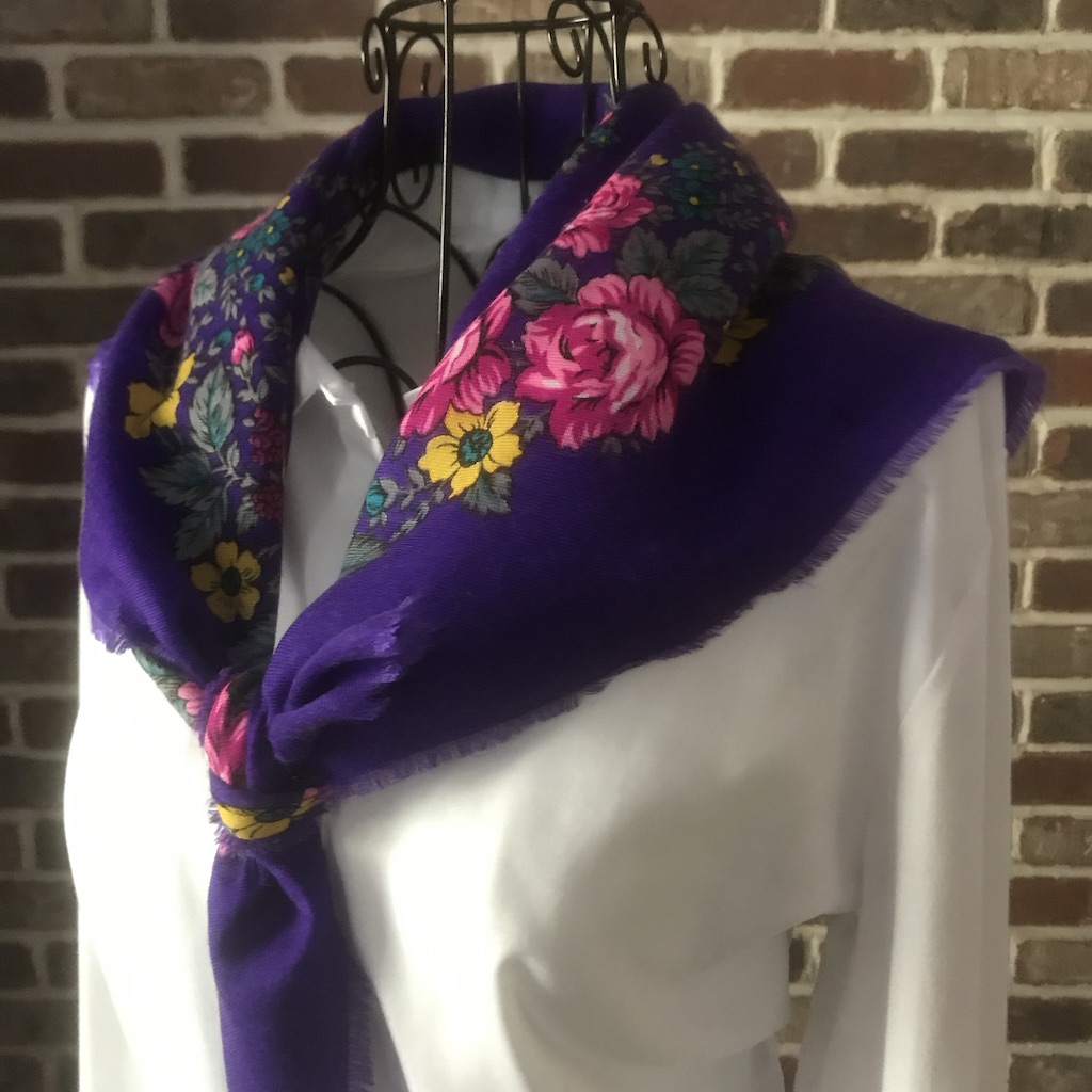 Vintage Bohemian Wool with Hot Pink Roses Scarf. Find it here ow.ly/B8AB50Djfzm

#vintage #vintagescarves #purple #bohemian #bohoscarf #boho #hotpink #roses #woolscarf #squarescarf #babushka