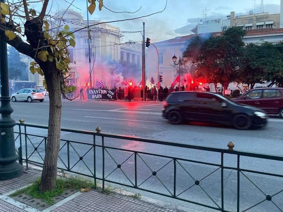 stergiosale's tweet photo. Εάν ανάβει καπνογονα ο Αναρχικός είναι αλήτης κ πρέπει να συλληφθεί, εάν ανάβει ο Χρυσαυγίτης έχει δικαίωμα γιατί είναι εν δυνάμει ψηφοφόρος της κυβέρνησης. https://t.co/2dTGEAgD35