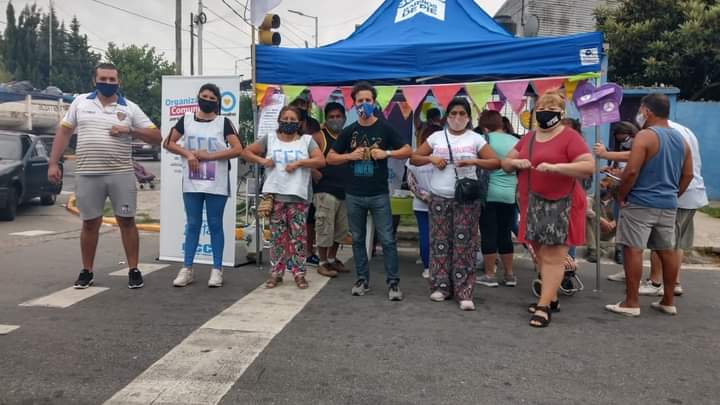 Sanchez_PTP_OK's tweet photo. En Dock Sud seguimos más unidos que nunca en la pelea contra la pandemia. Llevamos adelante la campaña solidaria más grande de la historia. https://t.co/OrPR4YzIKQ