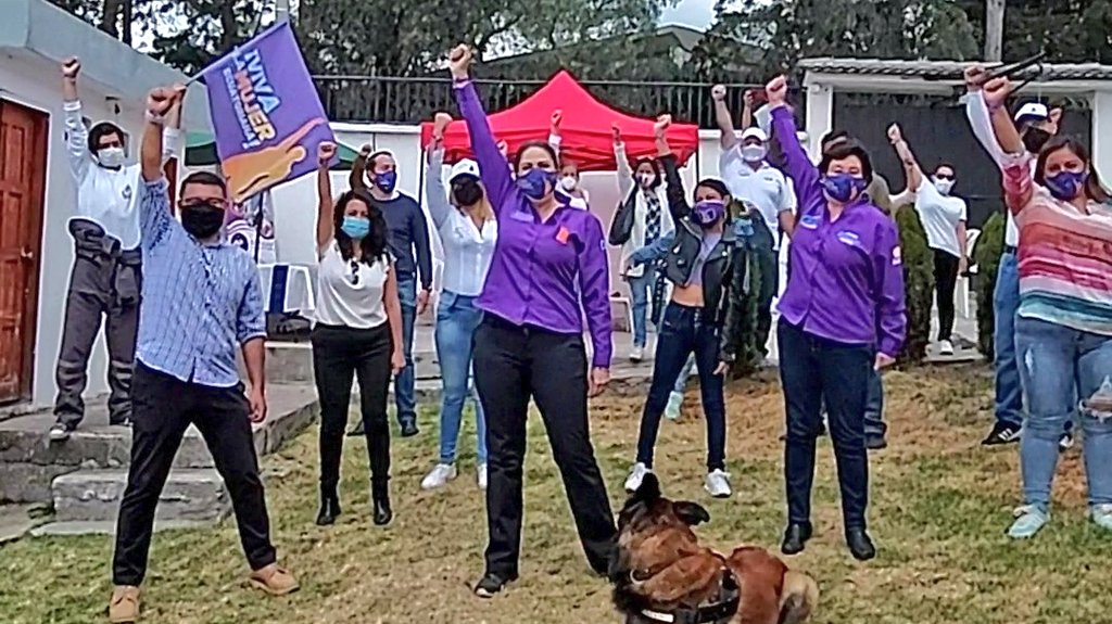 verosevillaec's tweet photo. Una mañana excepcional con el #ProyectoVioleta de la fundación @FARNUV, que apoya a mujeres que sufren violencia de género en su recuperación y protección.
Cuidado y protección con canes entrenados que las apoyan y las cuidan, conmueve el corazón💜.
#VivaLaMujerEcuatoriana🇪🇨 https://t.co/SD0Lr5K5D3