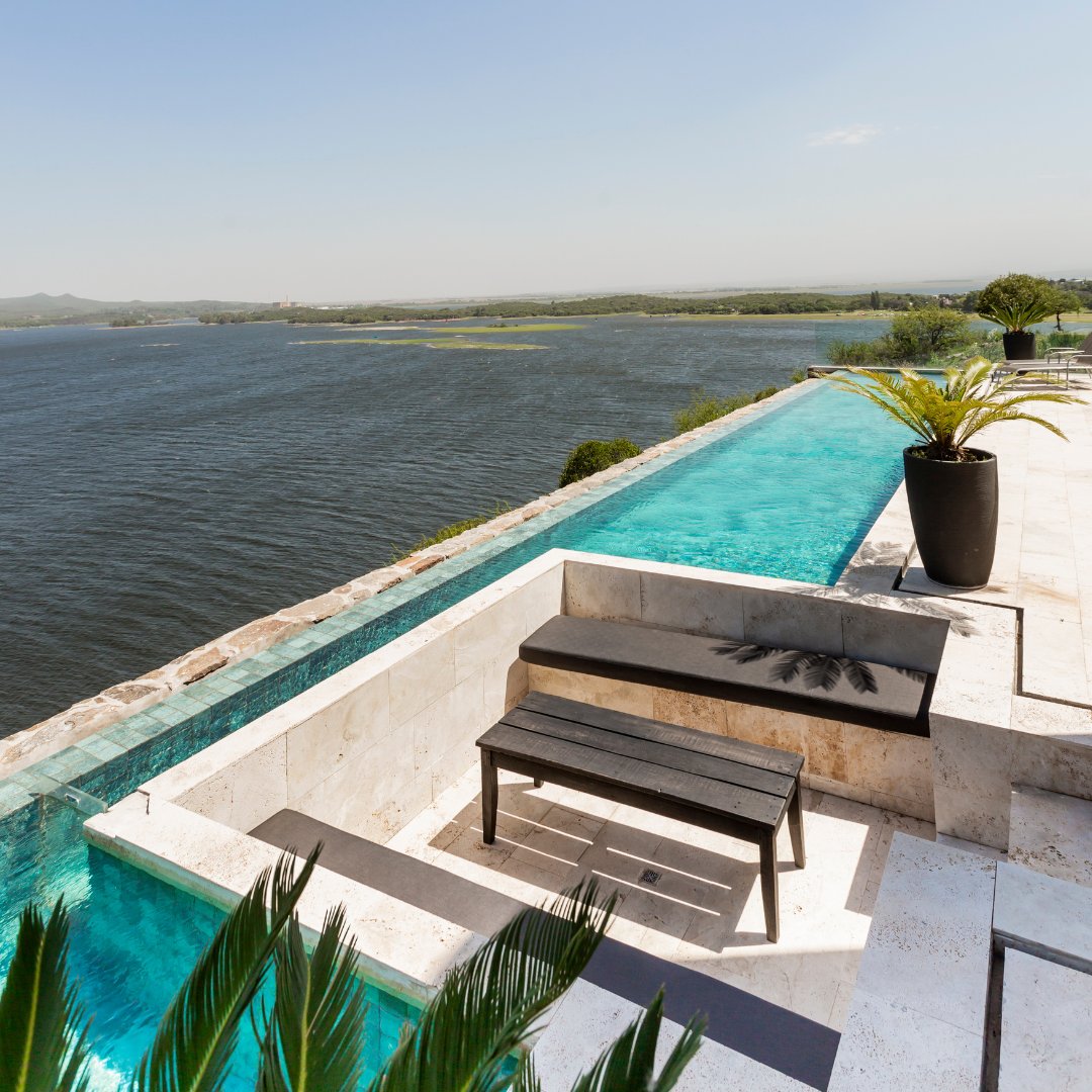 edificor's tweet photo. Este sector de terraza culmina con límites difusos en una increíble pileta con borde infinito que crea una ilusión óptica al fundirse con el agua del lago. La sensación de calma es sublime.😌

#JardinesconVidayObra https://t.co/mEzwnSE5m9