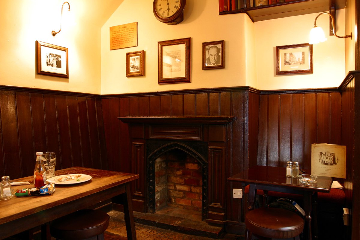 But probably most famous for its association with the Inklings. To be FAIR, they drank regularly in near about every pub in Oxford, but this 'Rabbit Room' was their most regular haunt up until it was (badly) refurbished in the early 60's.
