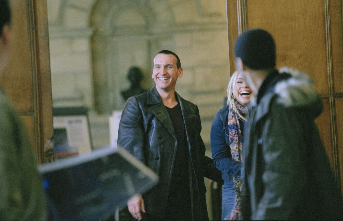 SafeSpaceDrWho's tweet photo. Three lovely behind the scenes photo with Christopher Eccleston, Billie Piper, John Barrowman and Noel Clarke 🥺💜

Their chemistry off screen and on screen is something beautiful 😍 

#DoctorWho #Raxacoricofallapatorius https://t.co/31Z8GZR3kw