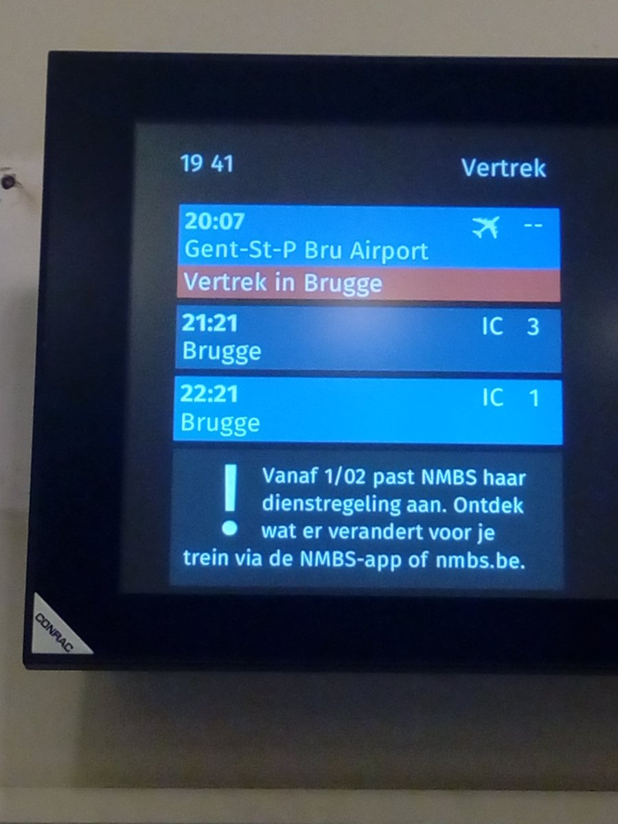 celen_j's tweet photo. @NMBS Zonder enige verwittiging al een uur wachtende, werden de treinen op foto 2 last minute gewijzigd. Geen personeel in het station alsnog geen vervang bussen. 7 mensen in de kou zonder enige informatie. 😕 @janclapdorp https://t.co/JV2iefLdQK