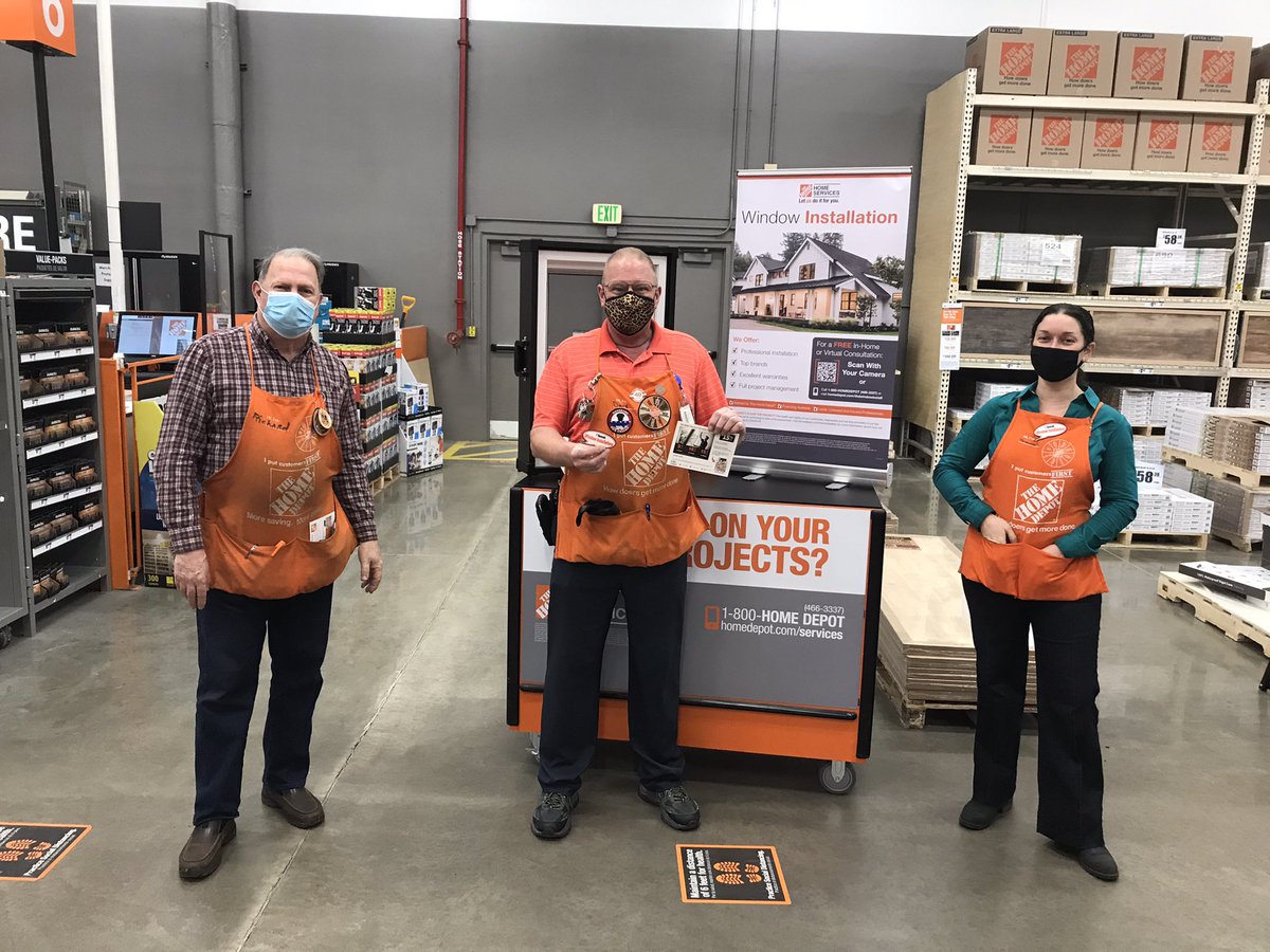 HDE DC Shawna reviewing the new HDIS apron cards with our partners at W Eugene. #hdis Portland <a href="/y_atonna/">Yvette Atonna</a> <a href="/bryanegan6/">bryan egan</a> @ORANGEoregonian @JonTrampeTHD <a href="/THDPeter_Coombs/">Peter Coombs</a>