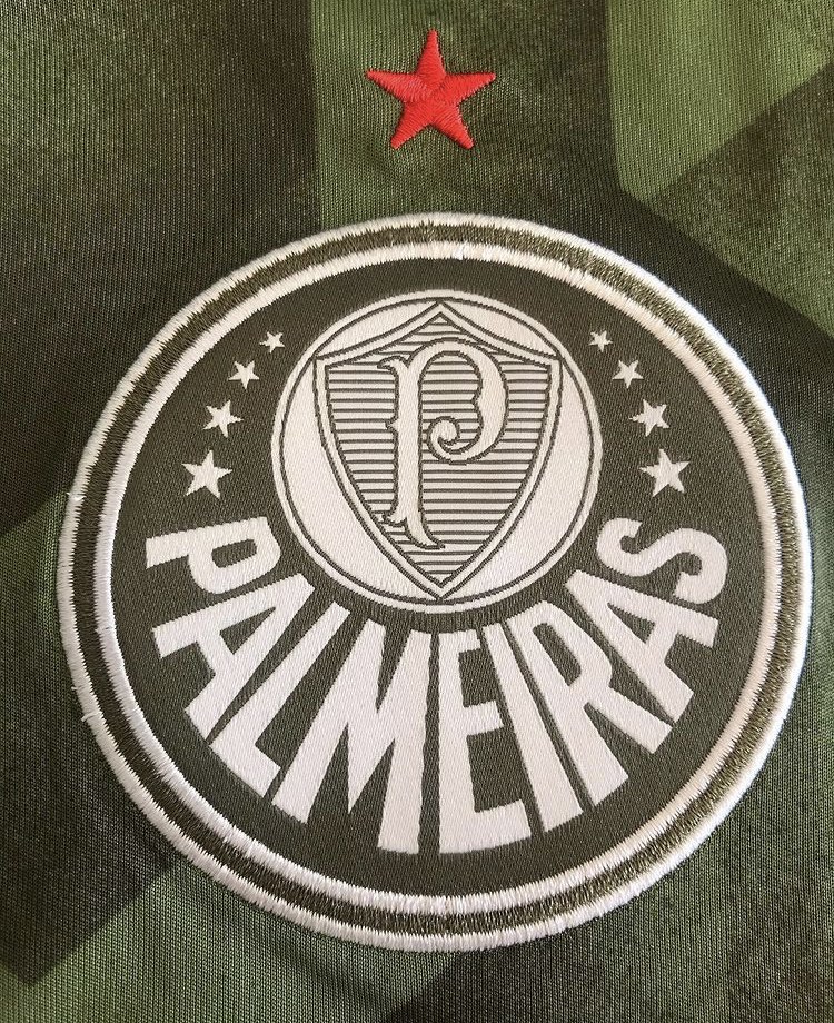 Eight white stars representing both the month the club was founded (Aug) in 1914 & the initial eight Sao Paolo state titles it won in as 'Palestra Italia'. The red star was added in 2017, celebrating the club’s 1951  #CopaRio victory vs  @juventusfcen