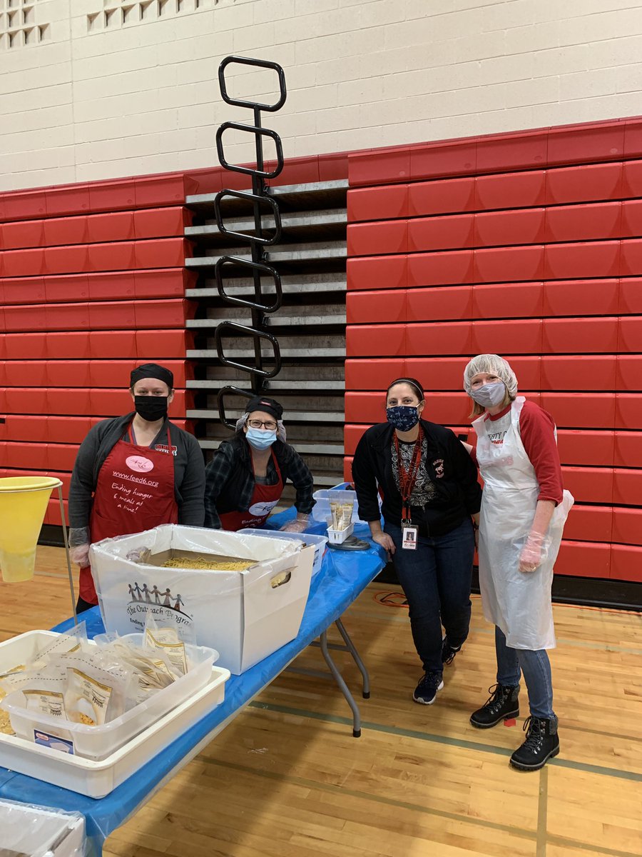 TeresaLoch's tweet photo. Sadly,  hunger is on the rise so here at #OLHMS our community is coming together to package meals to deliver to our local food pantries. #Feed6 #service #OakLawn https://t.co/ts7OxuegBU