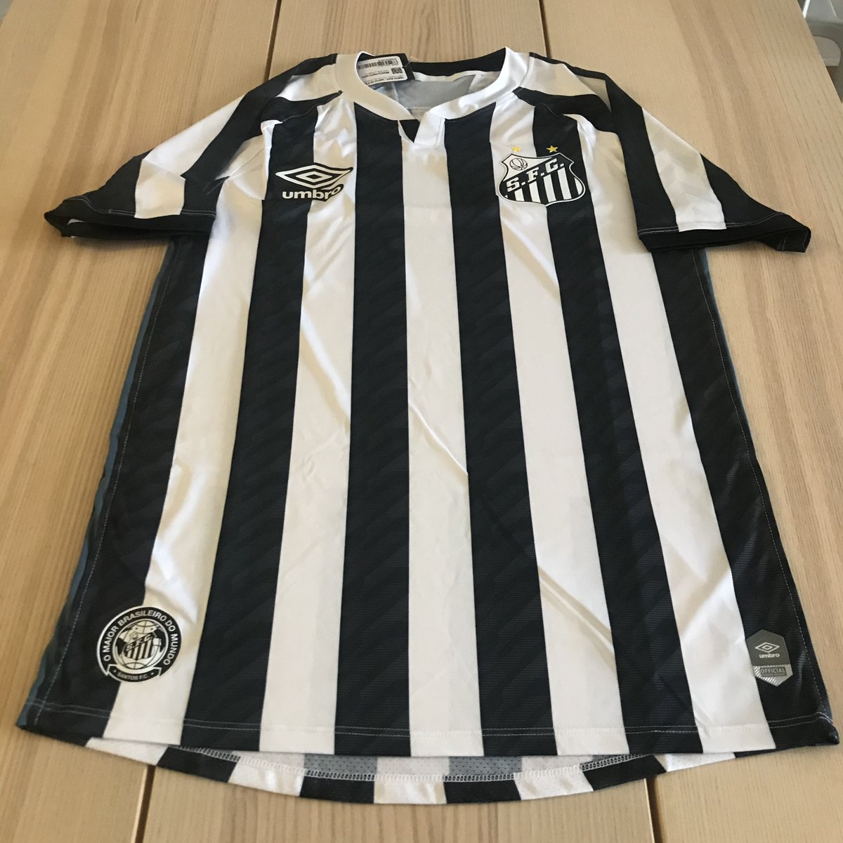 This rather Smart  @SantosFC 2019/20 away shirt pays homage to 90s  #footballdesign and is testament to the excellent work  @UmbroBrasil have been doing in recent seasons.