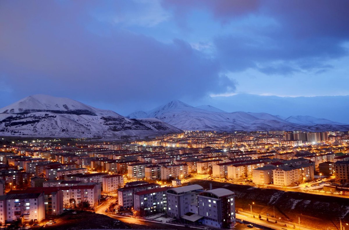 Şimdi artık şehirlerde,
yüksek binaların üst katlarındayız.
İnsanın insanlıktan düştüğü yerdeyiz...                                       #Erzurum #Erzurumgece
