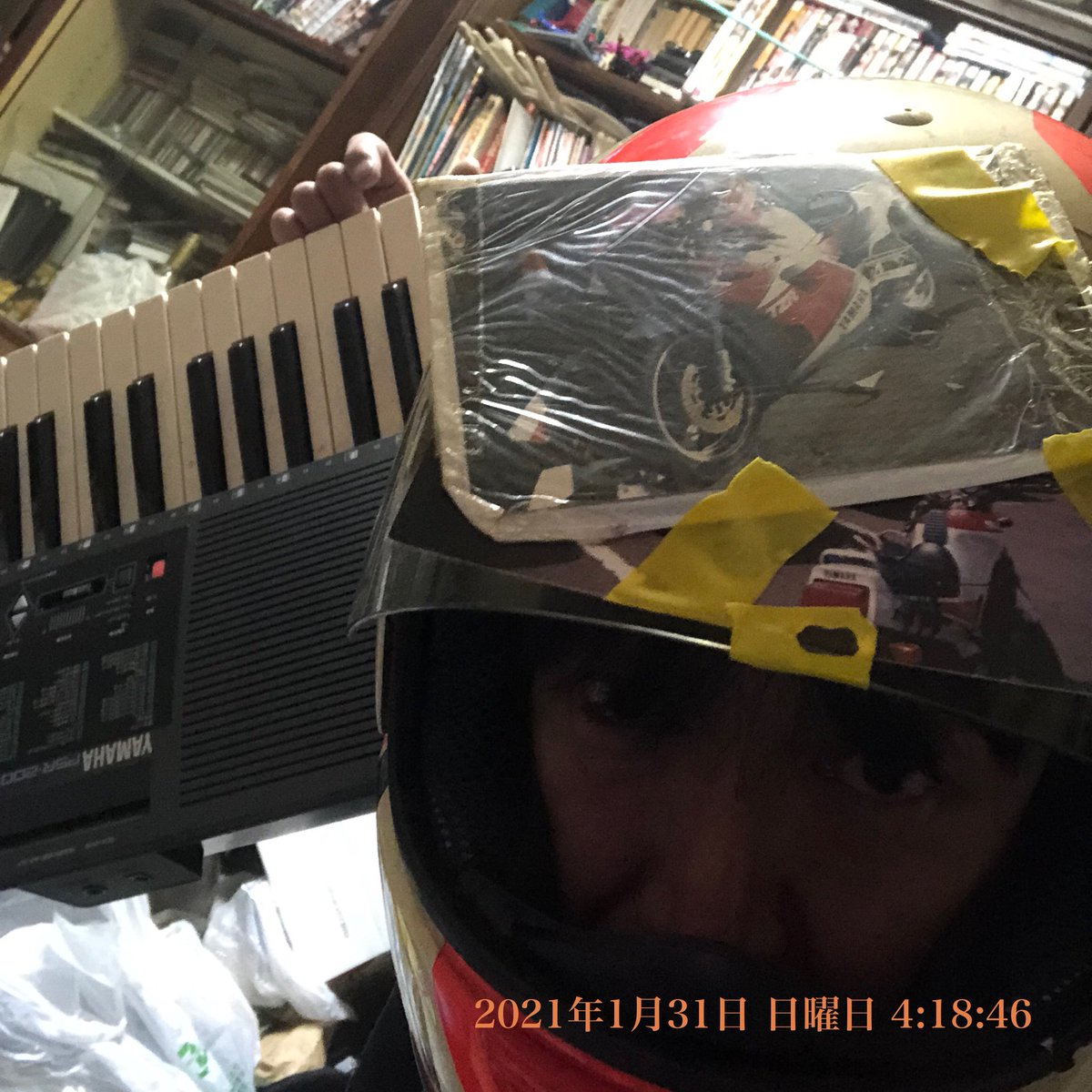 sabikinosaito's tweet photo. バイクの写真は、僕が昔乗ってたやつ(250のほうは事故ってボロボロ)。
  ちなみにPSR-200はバイクじゃなくてキーボード。

#見た人もなにか無言でヤマハあげる
#YAMAHA #ヤマハ
#TZR250 #TZR125 #PSR200 https://t.co/DuHABipkoG