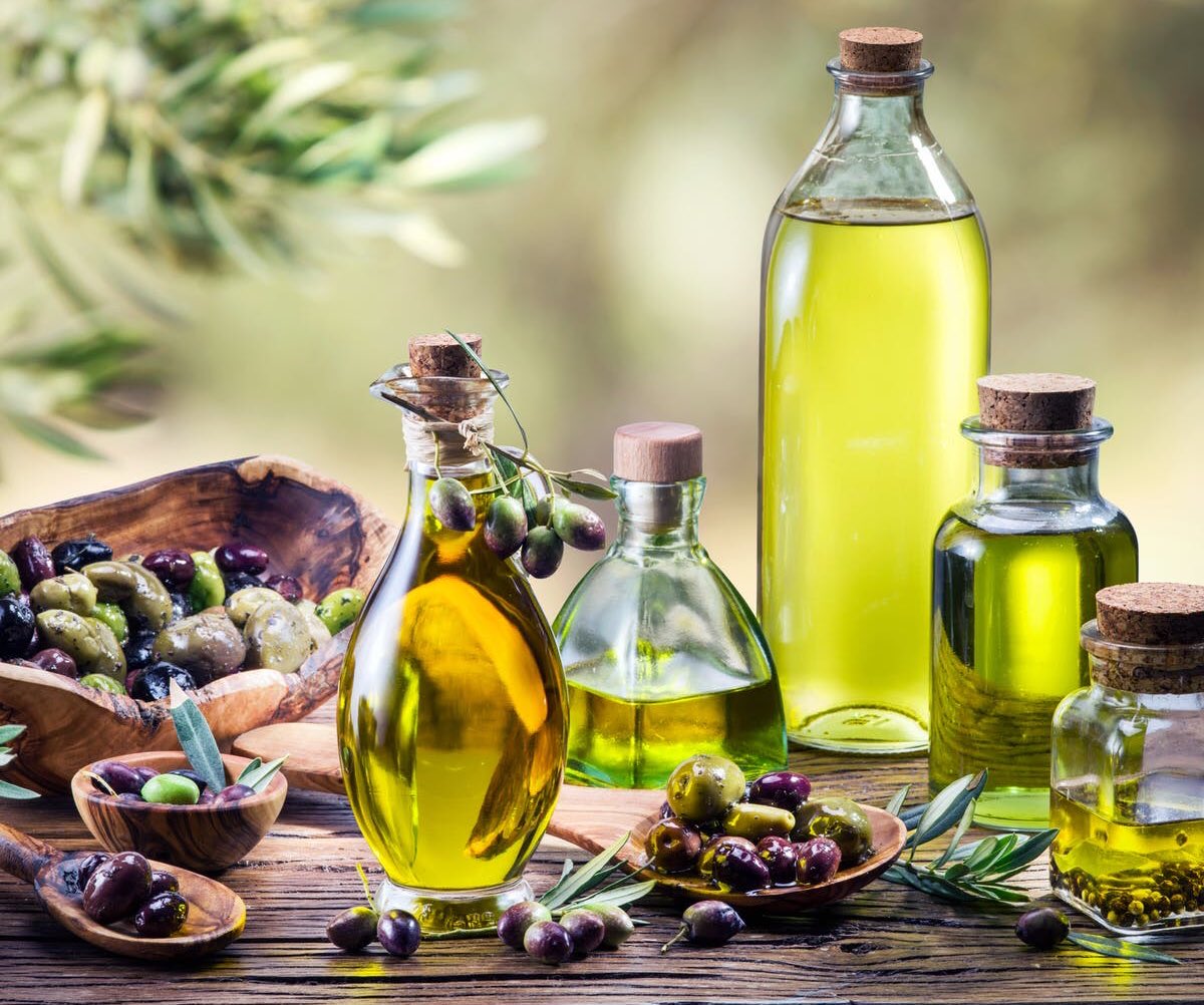 La production d’huile d’olive au Maghreb Composant la triade méditerranéenne avec la culture de la vigne est du blé. L’huile d’olive est l’une des plus anciennes cultures agricoles du bassin méditerranéen. Au Maghreb, cette huile est un incontournable de la cuisine.  