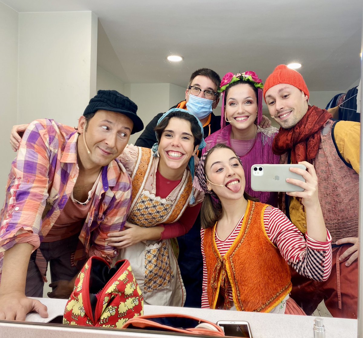 LaRodaProds's tweet photo. Quina il•lusió tornar un cop més a Palamós! Gràcies @AjPalamos per comptar de nou amb nosaltres i seguir apostant per la cultura. ❤️✨

#HanseliGretelElMusical
#HanseliGretel
#TeatreLaGorga
#Palamós
#CulturaSegura
#20AnysRodant https://t.co/HnLGRQitDR