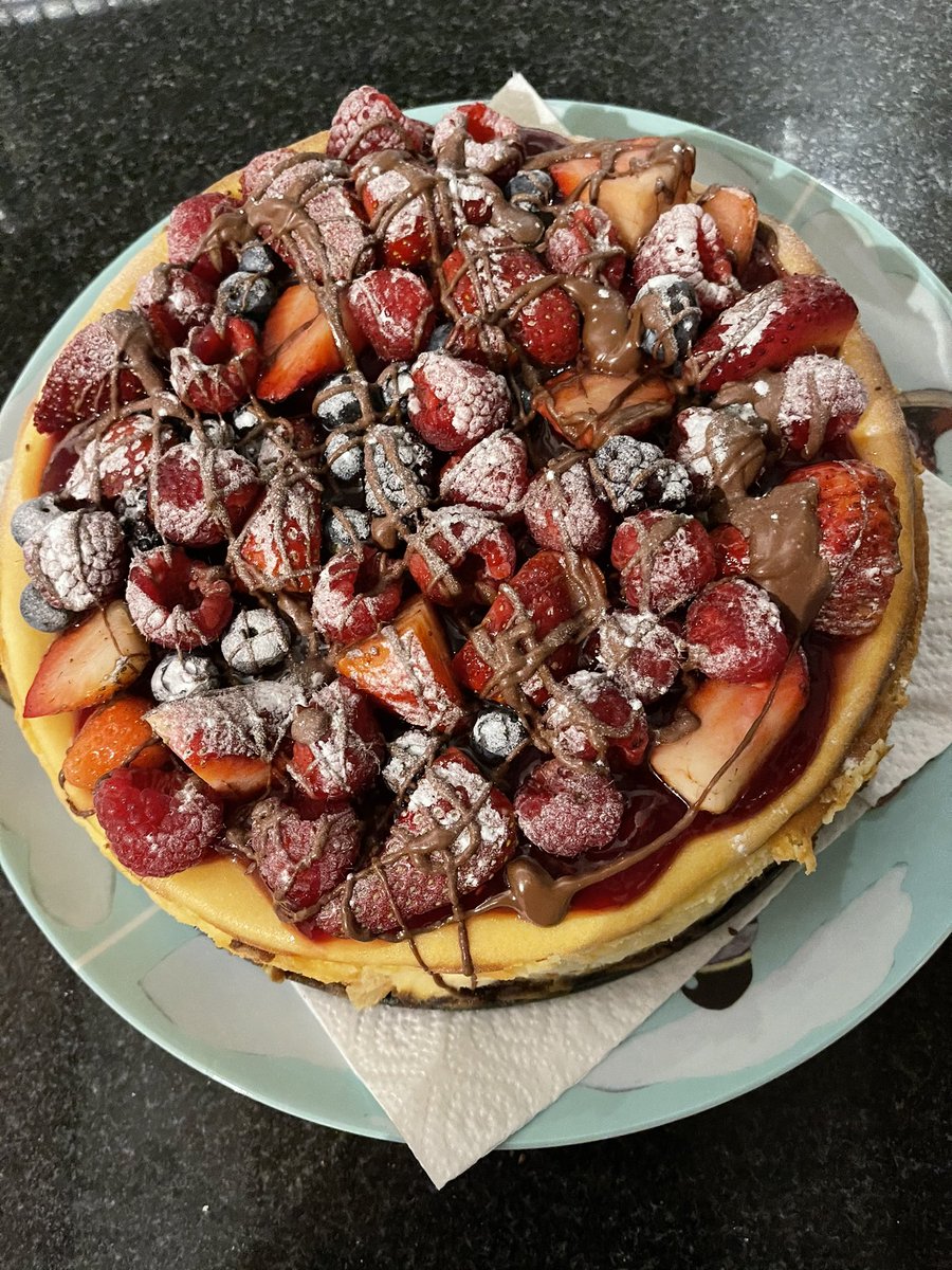 jwmoors's tweet photo. Weekend: zelf gebakken koekjes en cheesecake 😀 https://t.co/NenGyBZqc4