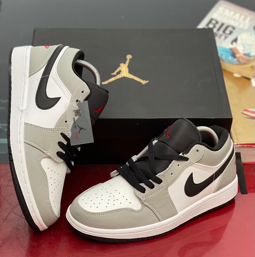 WearsPlug's tweet photo. Nike AirJordan1 Low  Sneakers 

  Now Available in 5 Colors

  Size: 41-45

Price: 33,000 Naira

#scripturechallenge #BlackOwnedBusiness #ARSMUN https://t.co/wumitZOsHd