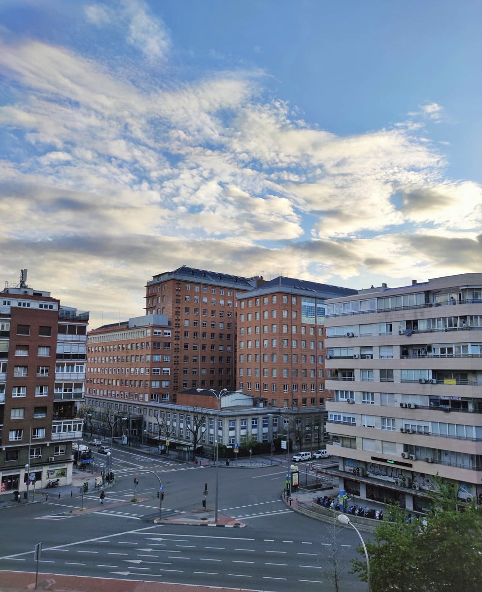 Dani_64's tweet photo. A T E N C I Ó N
Buscamos compi de piso para una habitación que se nos queda libre en Diego de León. 
El piso es muy grande y luminoso, tiene tres baños y calefacción central. 
Somos tres chicos muy majos y en nuestro salón ondea la 🏳️‍🌈 
RT please 🙏🏻
Más info DM 📩 https://t.co/FwjL9MU2Fz