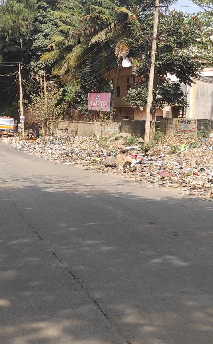 kdevforum's tweet photo. Below is a road in ಕಸ ತುಂಬಿದ ಹಳ್ಳಿ(Village of Garbage)= ಕಸವನಹಳ್ಳಿ of #Bellandur ward.#BBMP doesnt fix saying its not their jurisdiction but StreetId=M0156!

Residents should take #SwachhSurvekshan2021 survey below &amp; ensure feedback reaches @MoHUA_India.
https://t.co/KGYy5PnX0u https://t.co/aP0pQ4nmoY