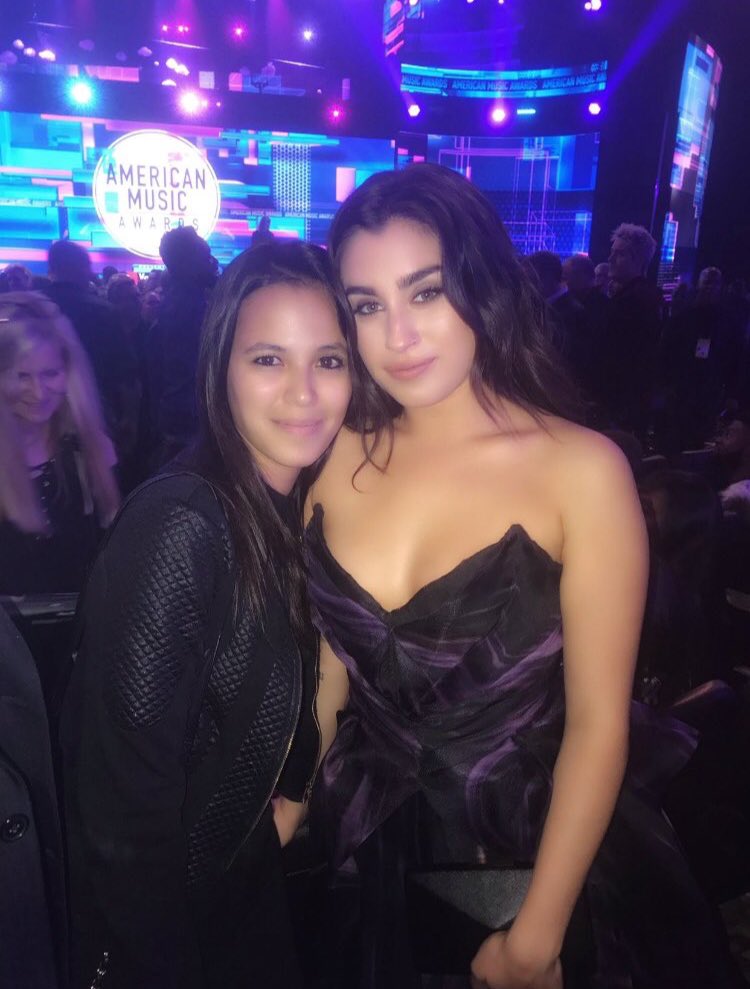 They met at the amas 2018 (the pic is blurry but you can recognize them from the dresses) Lauren’s manager posted a pic of Lauren leaving the amas before camila’s performance, but we later found out thanks to a fan that she stayed until the end and watched camila’s performance