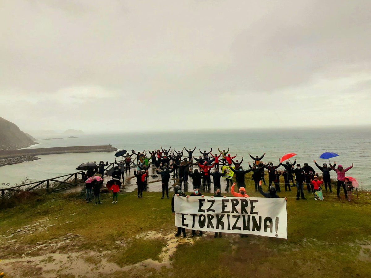LarrekoM's tweet photo. Euskal Herriko txoko askotan bildu gara, aldarrikapen beraren baitan:

ALDAKETALDIA: egungo eredua agortua dago eta larrialdi ekologikoari guztiok batera erantzungo diogu, Euskal Herritik hasita, bizitzak erdigunean jarriko dituen eredu bat sortuz. 

#U30Aldaketaldia https://t.co/UKBrqSFEBd