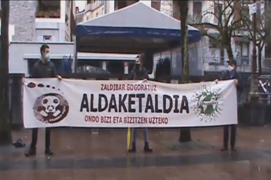 LarrekoM's tweet photo. Zaldibar gogoan, bertan pasatakoa jasaten ari garen ereduaren ondorioen adierazgarri bat izanik. 

Euskal Herriko mugimendu ekologista saretzen ari da. Herriz herri eta eskualdez eskualde.

Berriz ere elkartuko gara! Gaurkoa hasiera bat besterik ez da izan! ✊

#U30Aldaketaldia https://t.co/cEx9S5SrYR
