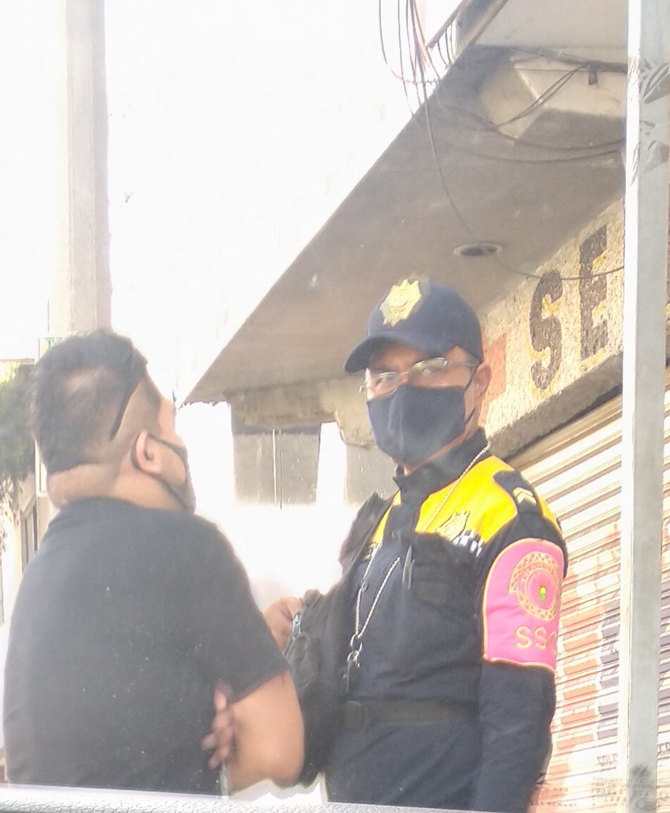 KlauGaray's tweet photo. Los policías que están ahorita en la Av. Eduardo Molida y Albino Corzo están haciendo su agosto. Pasan a los automobilistas a donde no se ve la cámara para pedir dinero!! @Claudiashein @GobCDMX https://t.co/S6MGTMJJrG
