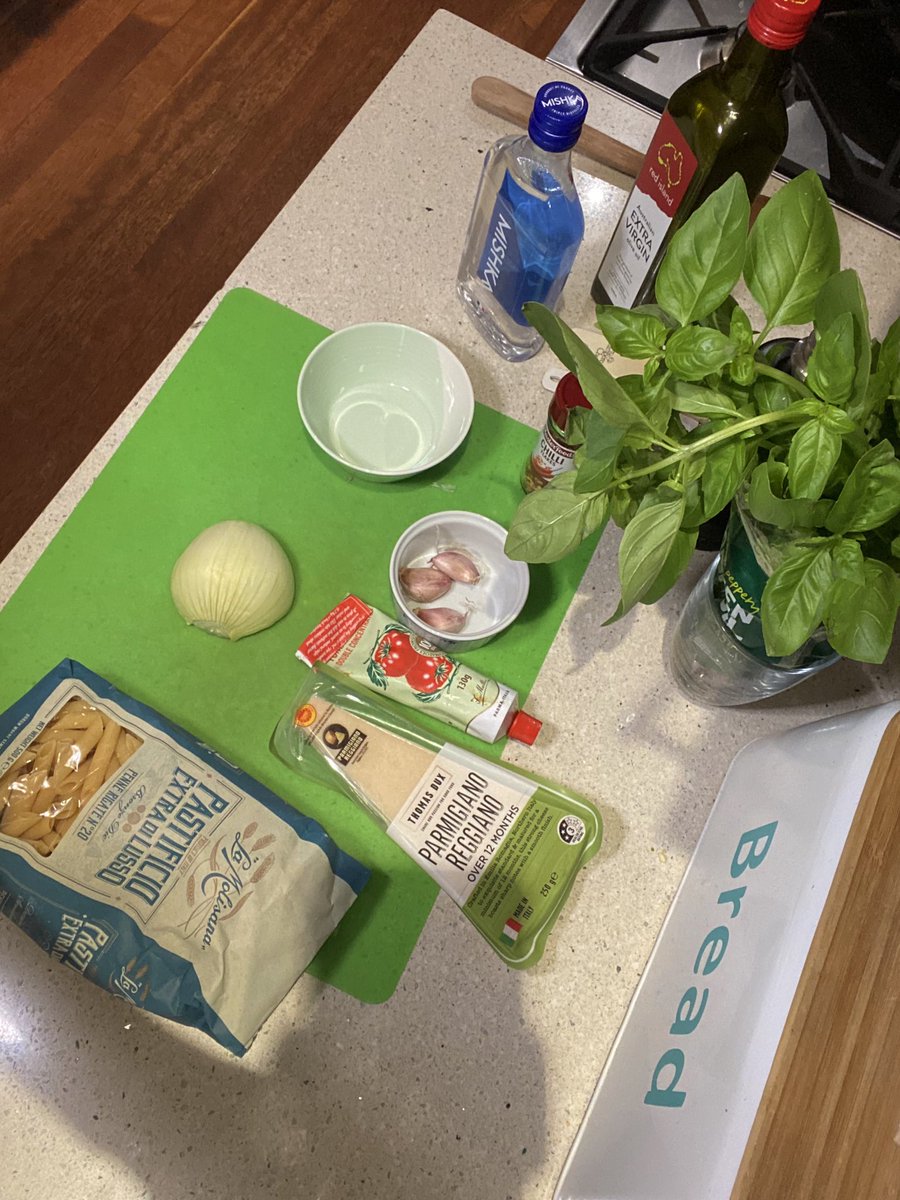 diplock_jessica's tweet photo. 6 am in Sydney, 7 pm in the U.K. and up with the kookaburras for a zoom family cookalong. Thanks to @MillisKitchen for the recipe in insta stories- penne alla vodka! #cookalong #pasta #supper #dinner #pastalovers #sydneyeats #easydinner #quickdinner #easysupper #easydinner https://t.co/xCnKaYKhit