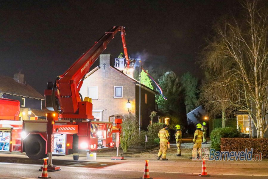 Brandweer rukt uit voor schoorsteenbrand aan de Van Zuylen van Nieveltlaan in #Barneveld. 112Barneveld.