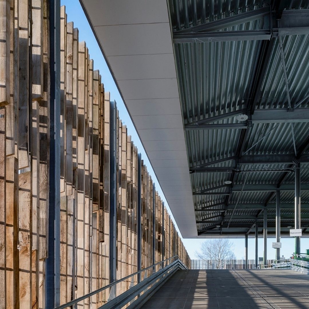 Wist je dat ons Upcyclecentrum circulair ontworpen en gebouwd is?
Een mooi voorbeeld hiervan is onze gevel afwerking. Gemaakt van o.a. houten trapleuningen en bankjes uit de oude sporthal en het zwembad in Almere Haven. En dit is nog maar 1 van de mooie voorbeelden.