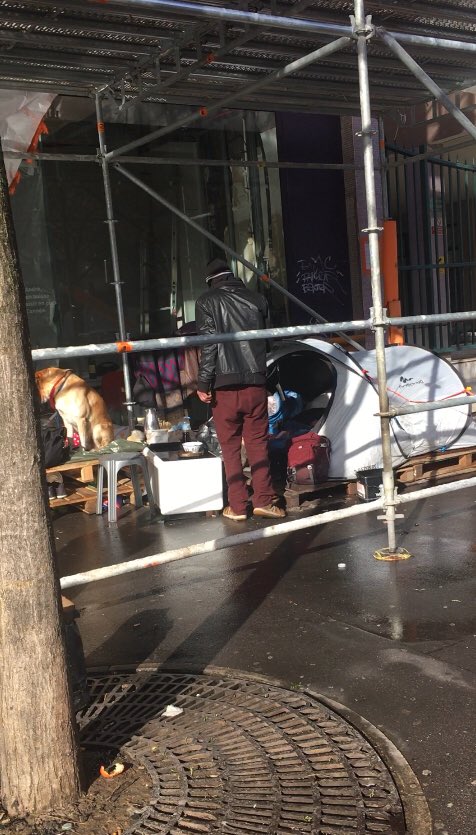 VeroChartier19's tweet photo. Sinon pour la peste, le typhus 🐀 et le choléra qui nous guettent à #pariscrasse quelles couleurs seront choisis... commencez par balayer 🧹 devant votre porte.. enfin devant les portes du #FarEst!🤦🏽♀️
🤡#ParisHorsDuCommun 🔚🔚🤢 https://t.co/shdhXsuQc1