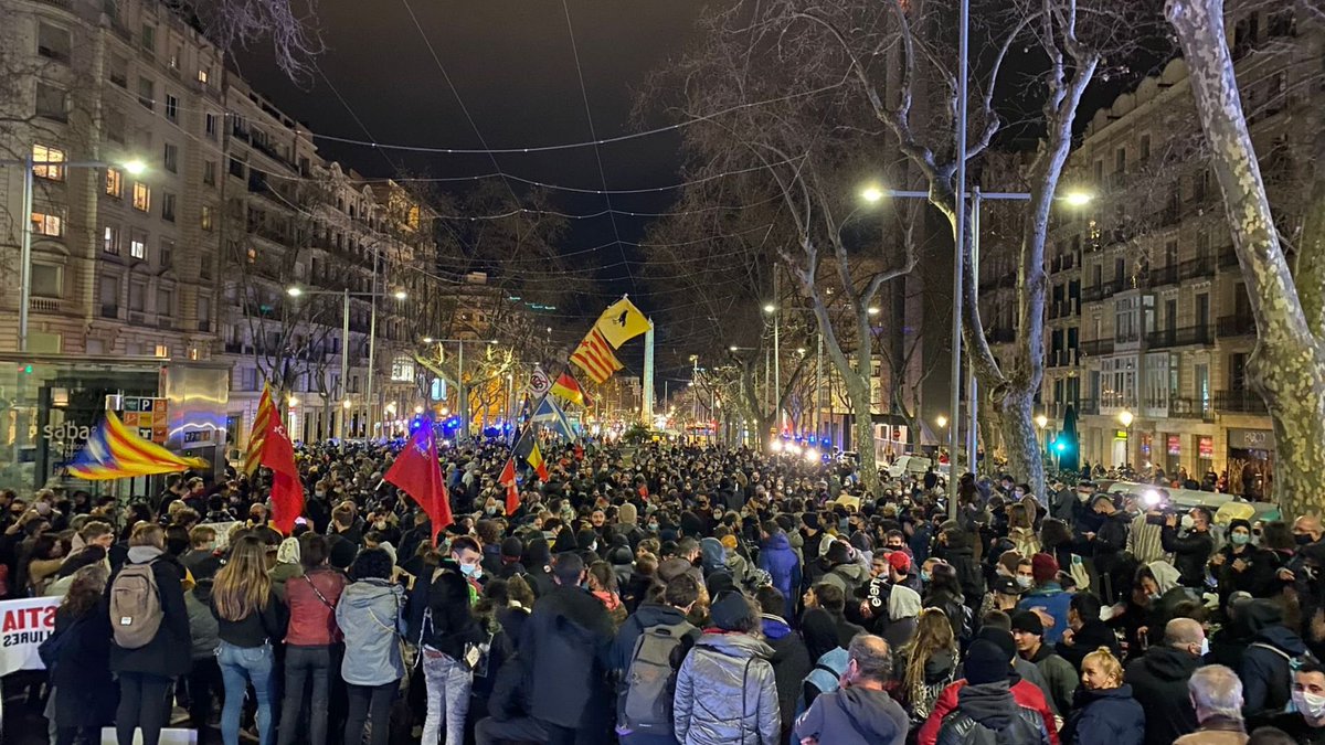 Sanitarios currando, independentistas contagiando