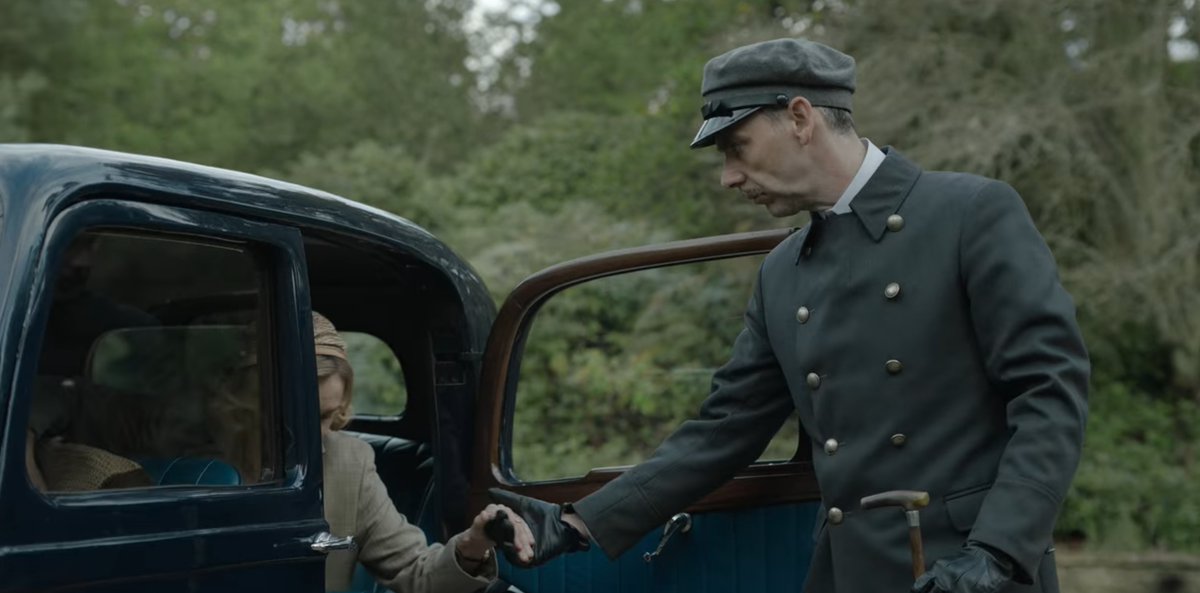 One day, I'll have a car like that and a chauffeur who'll be forced to wear an uniform like that.