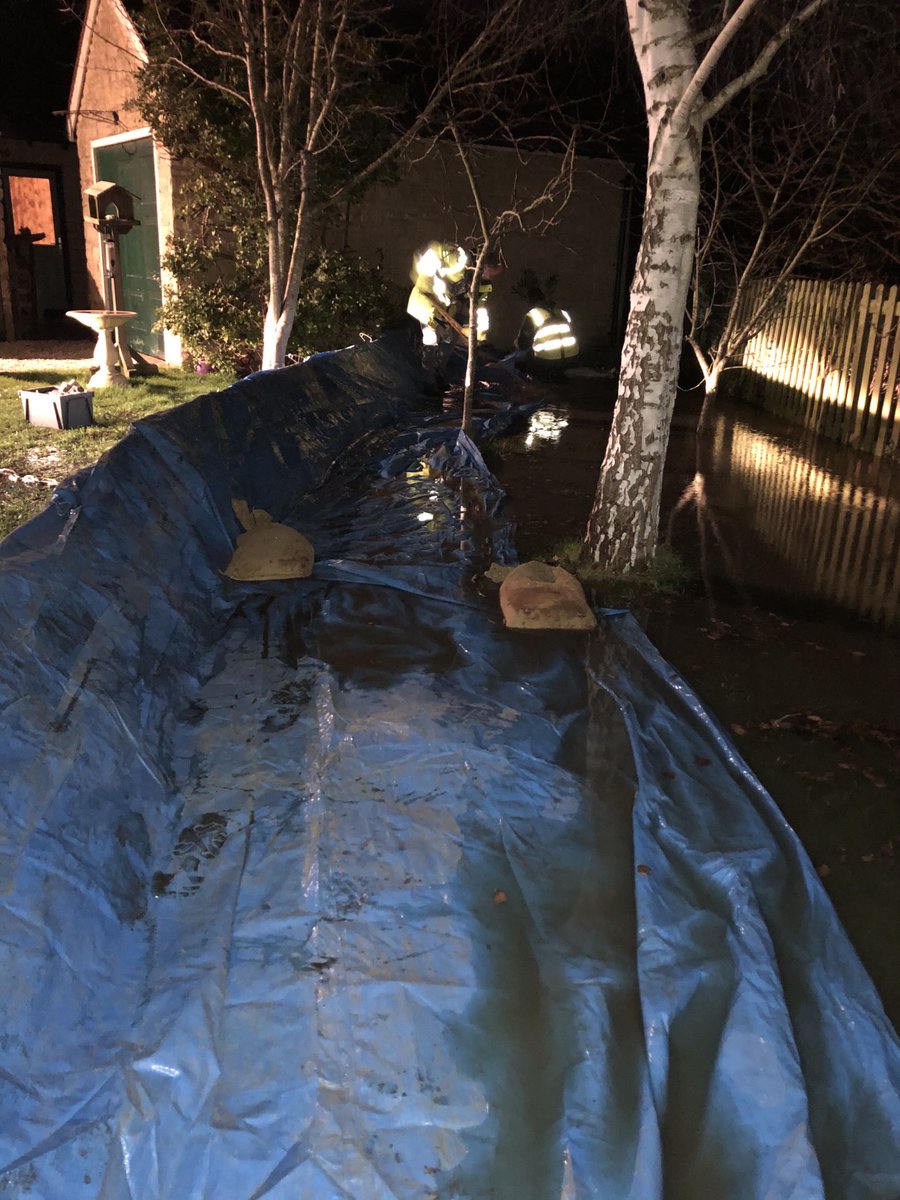 #southhinksey temporary defence barriers now erected and protecting properties from flooding ,great work by the field teams who have now returned home for some well earned rest#TeamEA.⁦<a href="/EnvAgencySE/">Environment AgencySE</a>⁩ ⁦<a href="/Jennifer_Hil1/">Jen H</a>⁩ ⁦@johncurtinEA⁩ ⁦<a href="/MarkHill03/">Mark Hill</a>⁩ ⁦