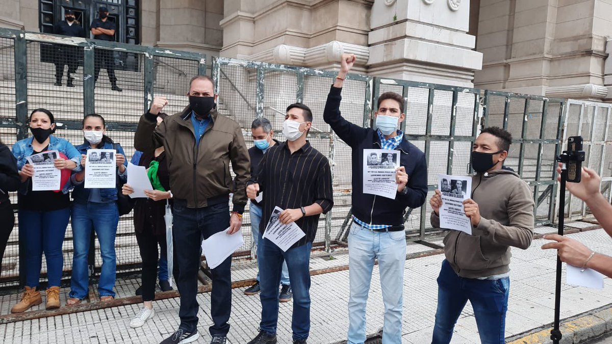 TVVnoticias's tweet photo. #30Ene 🇦🇷 Venezolanos en Argentina protestan pacíficamente a las afueras del Tribunal de Buenos Aires para exigir justicia por la liberación de Humberto Garzón. #TVVNoticias #TVV https://t.co/lbGcCTkngo