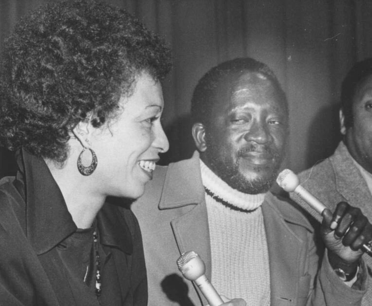 sunujournal's tweet photo. Angela Davis translating for Ousmane Sembène during a February 1978 panel on Senegalese cinema. Courtesy of 
MediaNews Group/Oakland Tribune via Getty Images. Link to audio: https://t.co/lE3vO4q99k 
Audio courtesy of @BAMPFA. #SUNUnotes #SUNUjournal https://t.co/AGW6fSoQSU