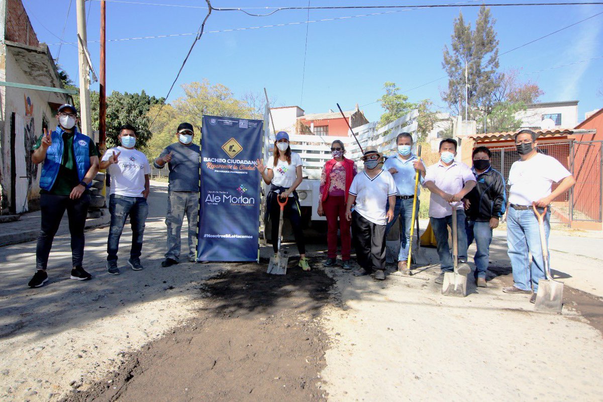 alemorlanmx's tweet photo. Seguimos con el programa de #BacheoCiudadano Agradezco a los vecinos de la col Sabino Crespo y a mi equipo por sumarse a la causa. Si el gobierno municipal no lo hace #NosotrosSiLoHacemos #Oaxaca #baches https://t.co/pgvz38LIwN