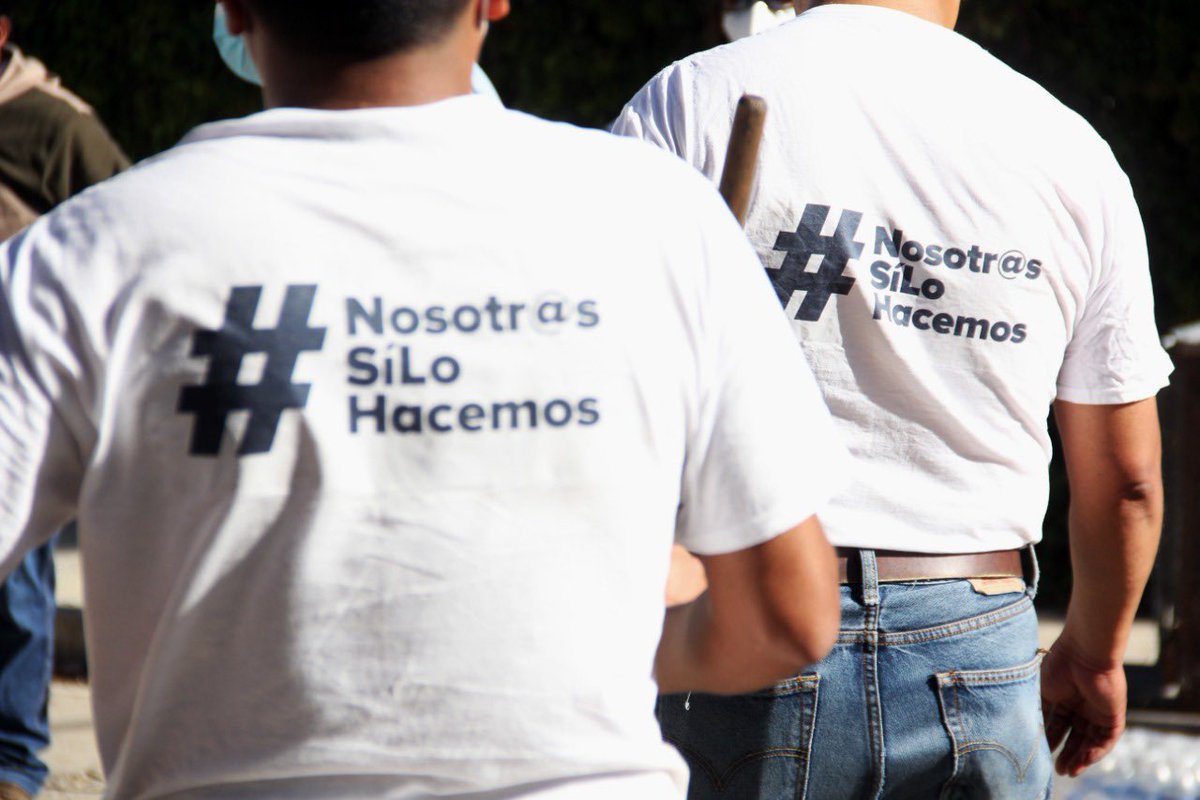 alemorlanmx's tweet photo. Seguimos con el programa de #BacheoCiudadano Agradezco a los vecinos de la col Sabino Crespo y a mi equipo por sumarse a la causa. Si el gobierno municipal no lo hace #NosotrosSiLoHacemos #Oaxaca #baches https://t.co/pgvz38LIwN