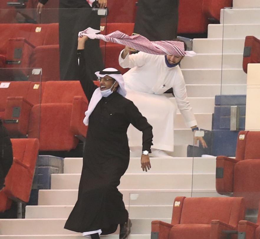 من ذا 😂😂😂🙈🙈
فهد المري 💛💙💛💙
لقطه على حين فرحه👏👏