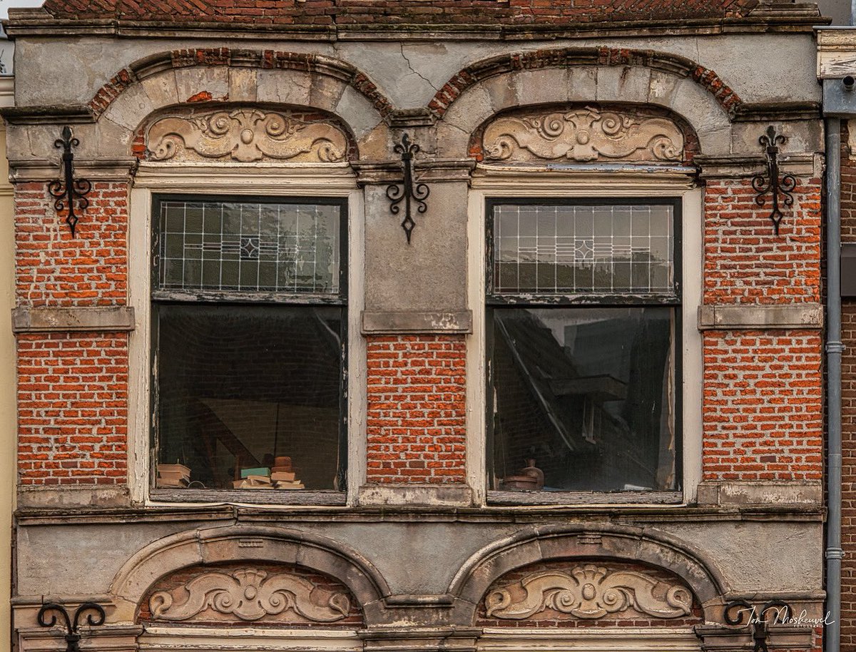 Een gevel in #Utrecht, een raam, twee vensters, antieke boeken op de vensterbank. Hoe kijk je tegen de wereld aan als je van hieruit naar ‘buiten’ kijkt in plaats van op een beeldscherm naar ‘het nieuws’ te kijken?  Instagram: tonmos_nature