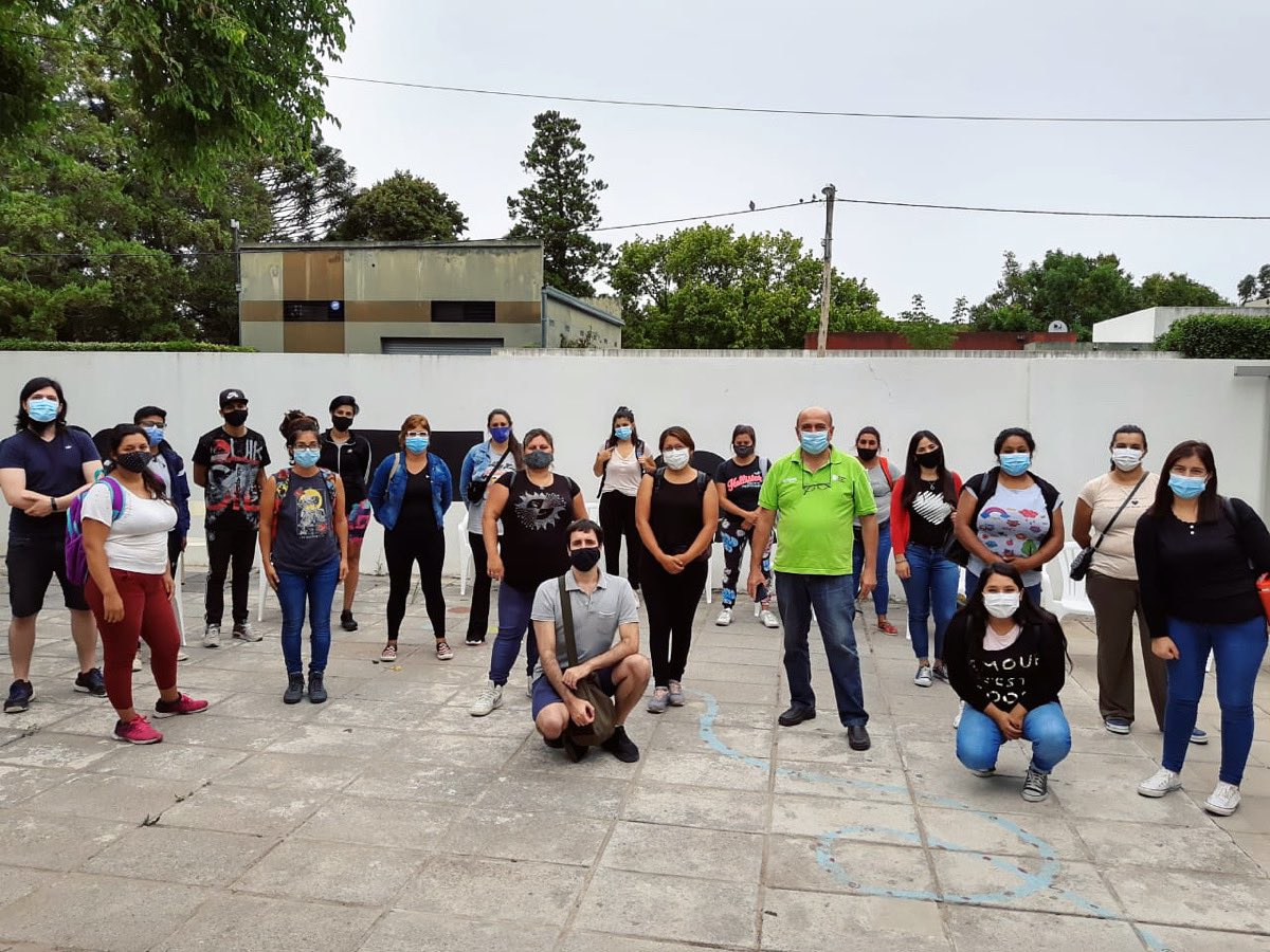 RegSanXI's tweet photo. ▶️ Este sábado, continuamos trabajando en las postas de vacunación contra el COVID-19.
.
📍 El Director Ejecutivo de nuestra región, Claudio Cardoso, estuvo en la Escuela Primara n°23, “Merceditas de San Martín” de Villa Elvira, ubicada en 601 entre 7 y 8. https://t.co/reMEkjRKCN