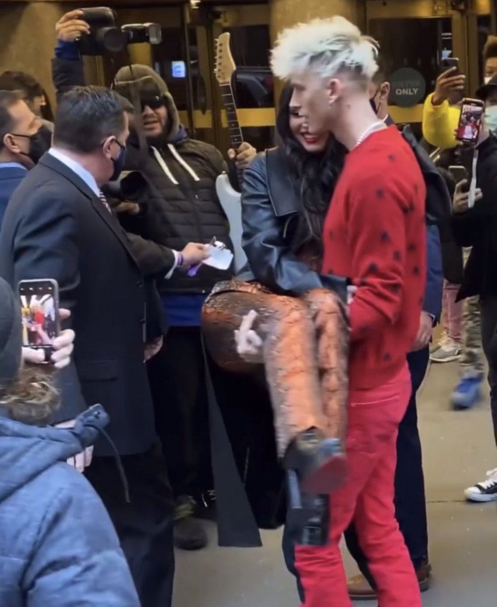 ticketstocolson's tweet photo. Machine Gun Kelly be out there setting women’s standards to the absolute highest https://t.co/yqIzurPJiF