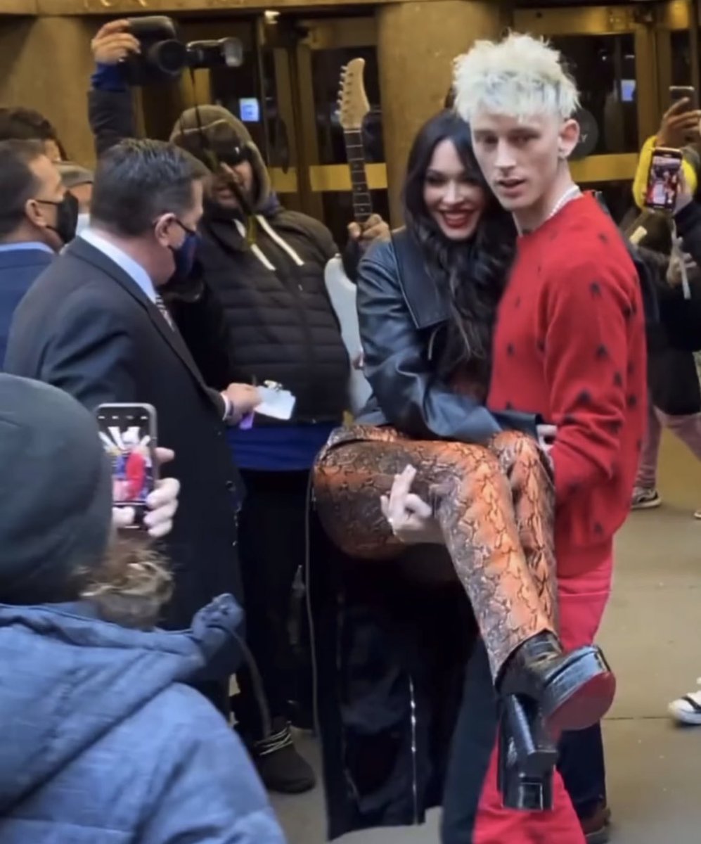 ticketstocolson's tweet photo. Machine Gun Kelly be out there setting women’s standards to the absolute highest https://t.co/yqIzurPJiF