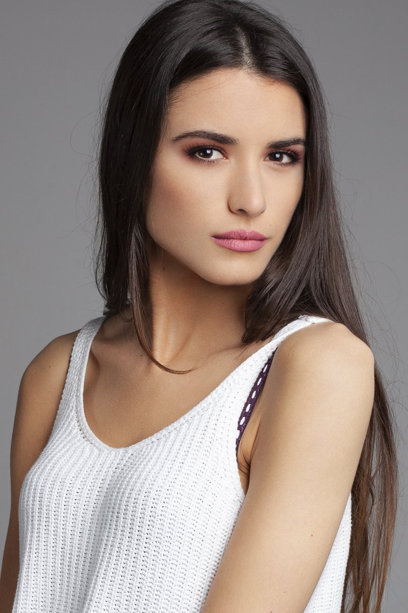 MiriamJC17's tweet photo. Quiero compartir con vosotros un retrato de belleza, donde editado la piel con el método de frecuencias, con un acabado de B&amp;D y de limpieza de luces y sombras. También le puse un maquillaje digital muy sutil. https://t.co/5aCm5siStS